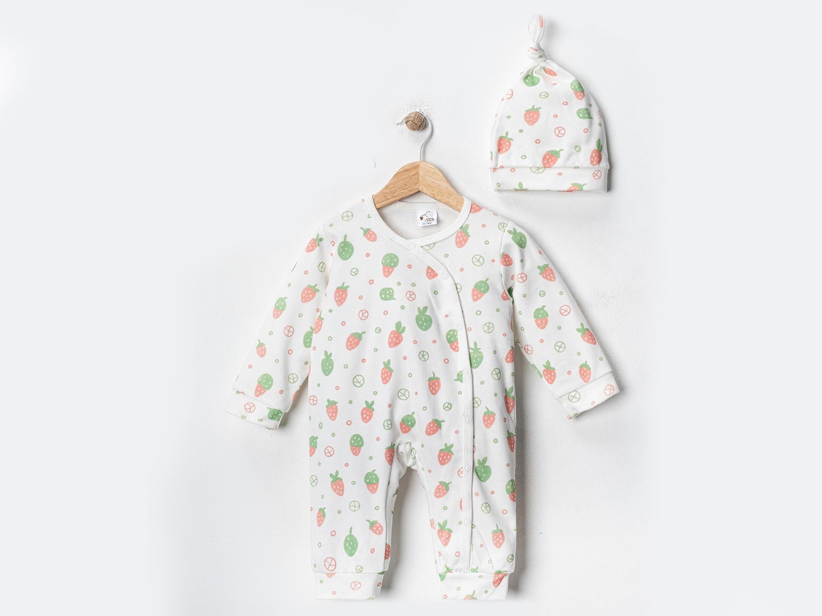Çilek Desenli Şapkalı Kız Bebe Tulum
