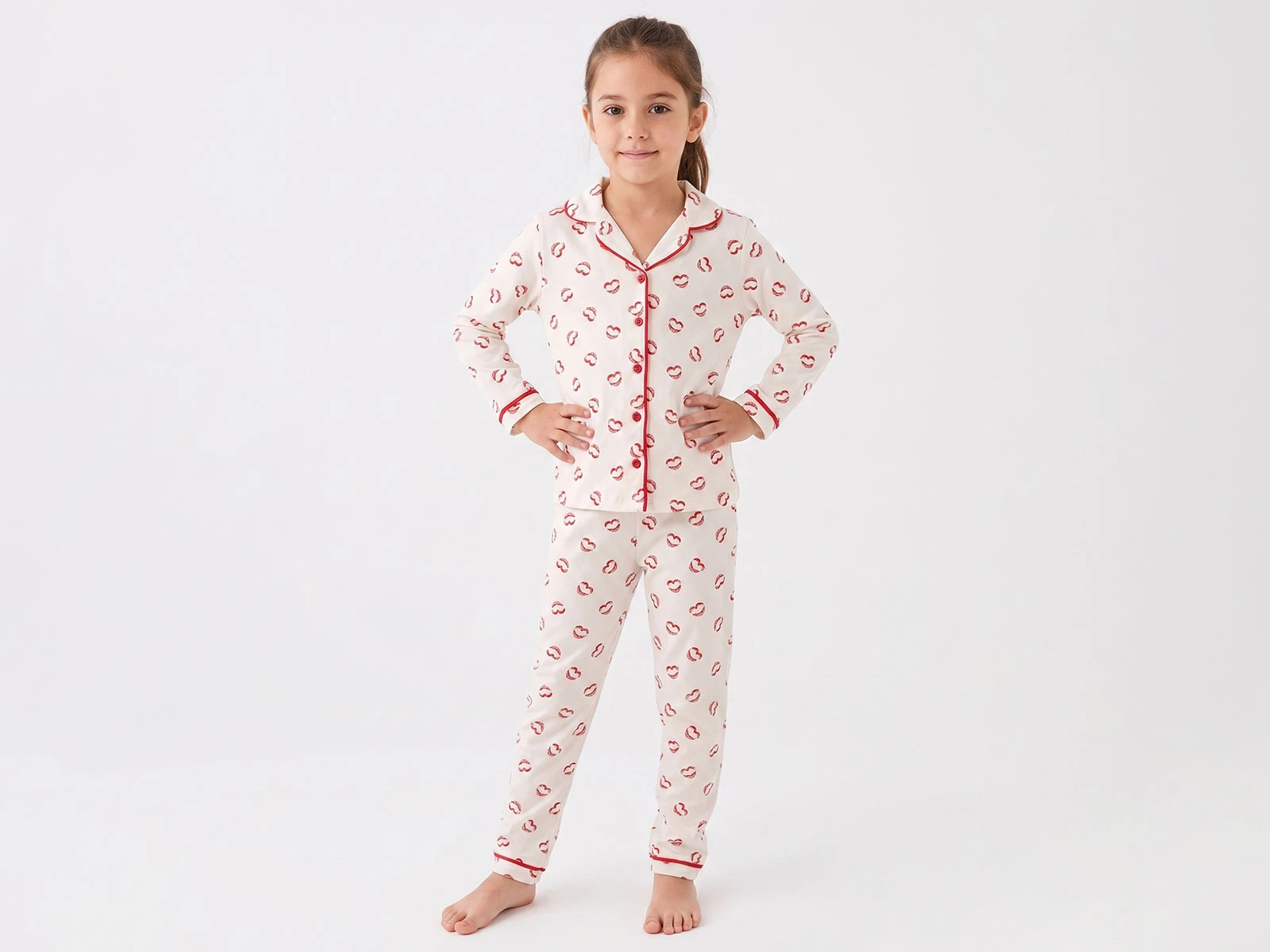 Öpücük Desenli Yakalı Düğmeli Kız Pijama Takım 