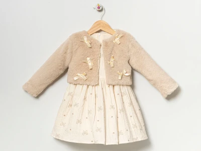 Toptan EBRULİ Çiçek Desenli Fiyonk Detaylı Well Soft Yelekli Kız Elbise BEJ - Beniz Bebe