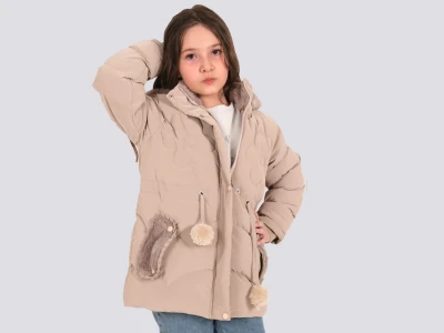 Toptan ROBİN Çiçek Nakışlı Ponpon Detaylı Cepli Kapşonlu Kız Mont  BEJ - Beniz Bebe