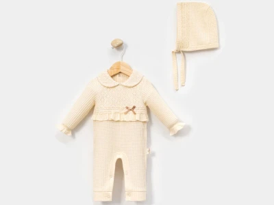 Toptan CAYZEN Dantel İşlemeli Fiyonk Detaylı Şapkalı Kız Bebe Tulum  KREM - Beniz Bebe