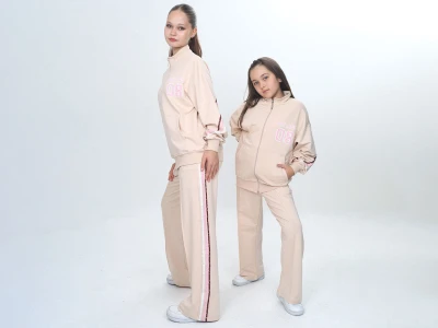 Toptan VIZVIZ Milano Baskılı Fermuarlı Cepli Kız Takım  Beige - Beniz Bebe