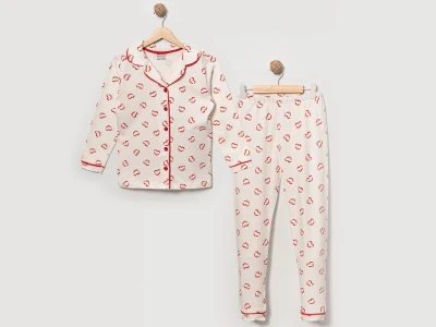 Toptan DOLAŞ Öpücük Desenli Düğmeli Yakalı Kız Pijama Takım  BEYAZ - Beniz Bebe