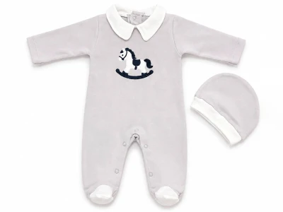 Toptan PAMUŞ MODA BABY Oyuncak At Nakışlı Yakalı Şapkalı Erkek Bebe Tulum GRİ - Beniz Bebe